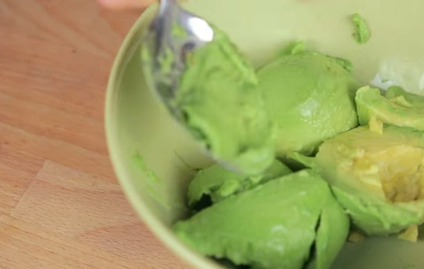 1. Этап. Шоколадные трюфели с авокадо: 1. Для начала выньте мякоть авокадо с помощью ложки и протрите ее в пюре с помощью вилки или сита.