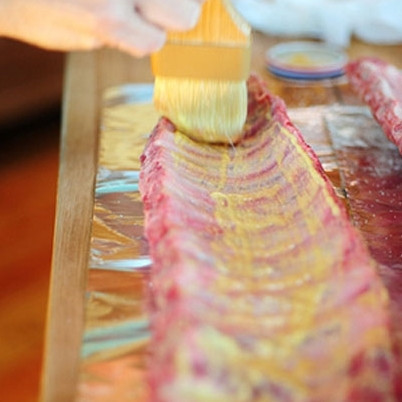 1. Этап. Жареные свиные ребрышки в духовке: Каждую плитку ребер хорошенько смазываем горчичной массой с обеих сторон.