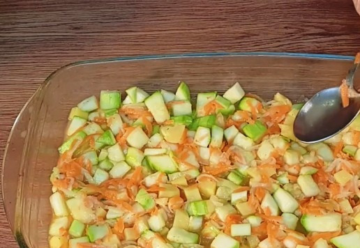 1. Этап. Индейка с грибами на овощной подушке: 12. Берем форму для запекания (28*20 см) и раскладываем равномерно 1/2 часть овощей. Желательно без овощного сока.