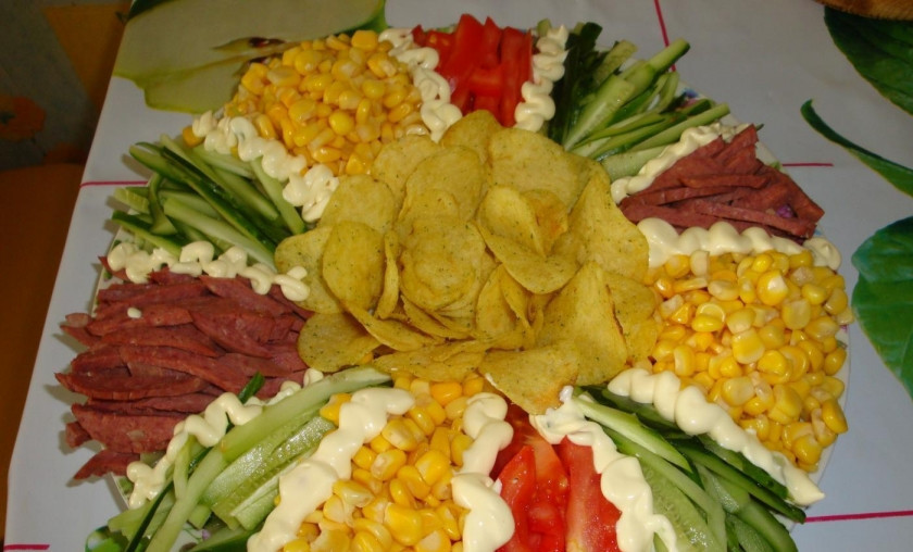 1. Этап. Салат Радуга: Между ингредиентами выдавливаем майонез. Украшаем салат чипсами, поместив их по центру. Перед употреблением ставим салат в холодильник на полчаса. Приятного аппетита!