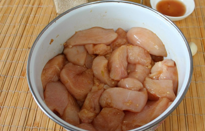 1. Этап. Куриная грудка по-восточному: Перемешайте и оставьте на 15- 20 минут.