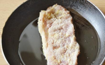 1. Этап. Лангет из свинины: 6. Выложите мясо на сковороду, жарьте лангет из свинины с двух сторон на среднем огне до румяности. Благодаря тонкой нарезке жарится мясо довольно быстро.