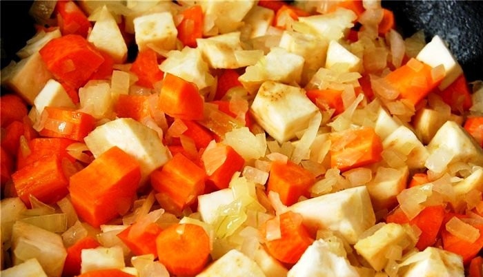 1. Этап. Суп из телячьего хвоста: Все овощи нарезаем мелким кубиком.