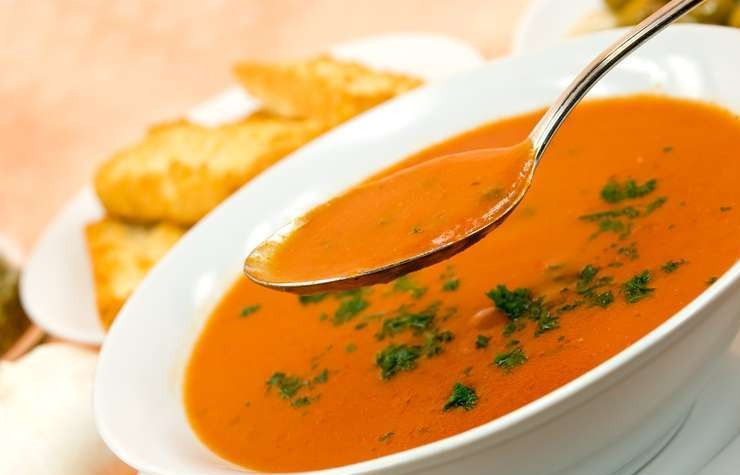 1. Этап. Индийский томатный суп: 3. Идеально, если перед подачей вы не поленитесь пропустить весь суп через марлю - так консстенция будет гладной, однородной и бархатистой, как в лучших ресторанах. Посыпаем зеленью и подаем!