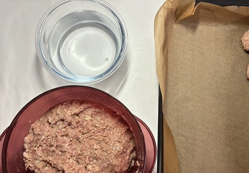 1. Этап. Котлеты из духовки диетические: При формировании котлет обязательно смочить руки водой и ещё 2-3 раза отбить котлеты в руках, таким образом они получаются более аккуратными. Укладывать их на противень, застеленный бумагой для выпечки.