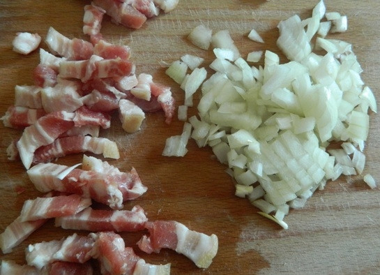 1. Этап. Салат с сельдью по-цёблицки: 8. Перед подачей репчатый лук нарезаем мелкими кусочками, а бекон — полосками. Затем обжариваем сначала бекон, а потом лук до золотистого цвета.
