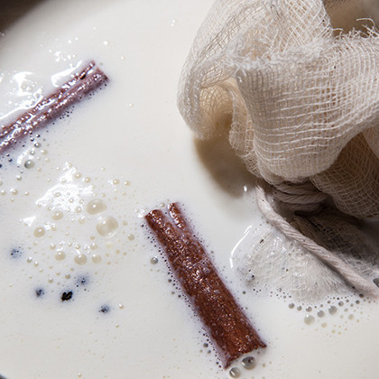 1. Этап. Кефир с имбирем для похудения: 1. Кефир ставим на слабый огонь. Добавим очищенный и порезанный кусочками имбирь и палочку корицы. Все сухие приправы (гвоздику, мускат, ваниль, перец и анис) помещаем в мешочек из марли. Опускаем в кефир.