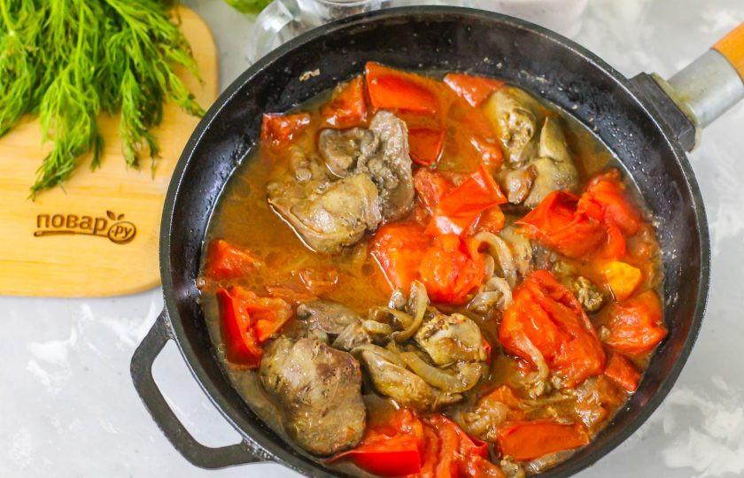 1. Этап. Куриная печень с помидорами: Потушите содержимое сковороды около 7-10 минут, накрыв крышкой. Посолите и поперчите по вкусу. По желанию можно измельчить свежую зелень и добавить примерно за 1 минуту до окончания готовки.