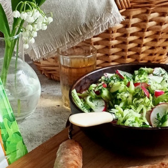 Салат с молодой капустой и редисом