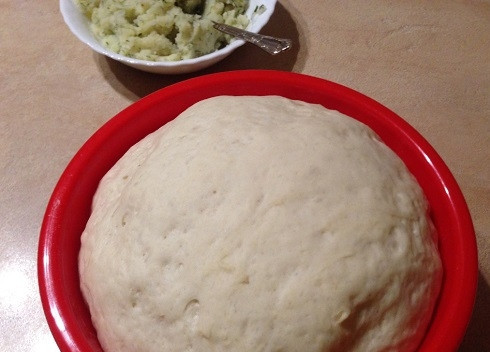 1. Этап. Дрожжевые пирожки с картофельной начинкой: Минут через 30 тесто поднимется и с ним можно будет работать.