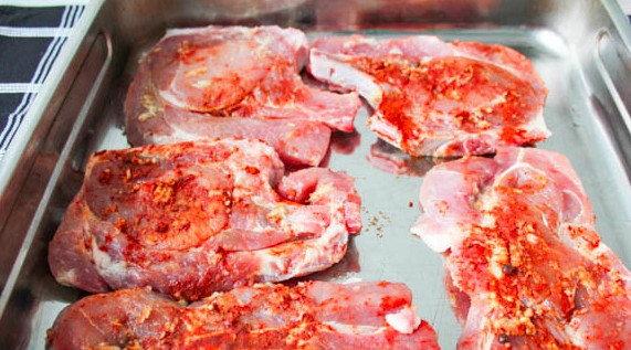 1. Этап. Простой рецепт свинины в духовке: Разогрейте духовку до 180 градусов. Смажьте противень маслом и уложите свинину. Присыпьте паприкой, накройте противень фольгой и запекайте 30 минут.