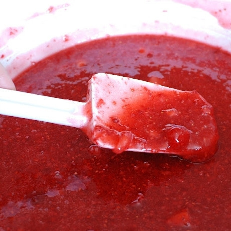 1. Этап. Сырой клубнично-малиновый джем: Перемешиваем.