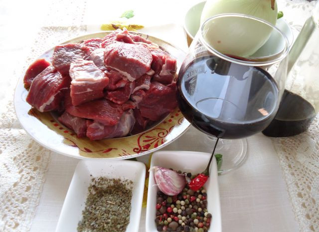 1. Этап. Сочная говядина на сковороде: Подготовить мясо и специи.