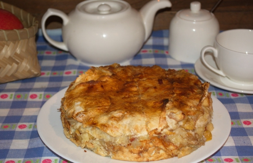 1. Этап. Слоеный яблочный пирог: Разогрейте духовку до 200 градусов. Запекайте пирог до готовности (25 минут). Достаньте пирог из духовки. Слегка остудите его. Снимите форму. Перенесите нежнейший пирог на блюдо и подайте к столу.