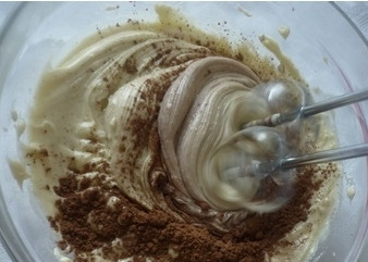 1. Этап. Торт Прага по ГОСТу: После введения последней порции добавим какао.