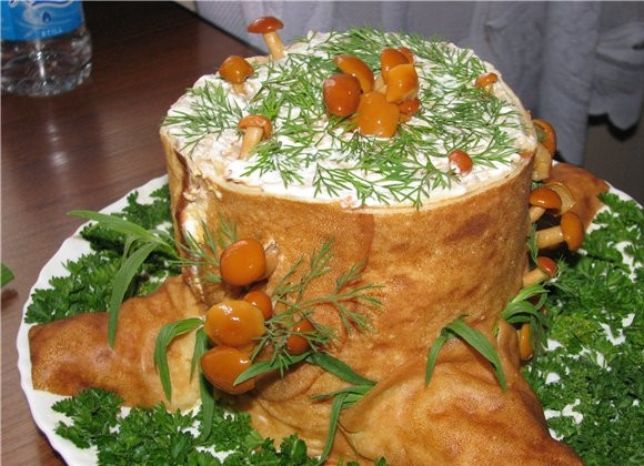 1. Этап. Салат Пенек с опятами: Украсьте салат зеленью и опятами. Дайте волю своей фантазии, используйте любые овощи. Салат 