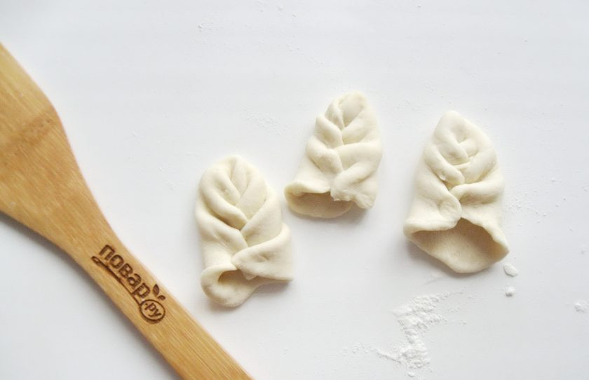 1. Этап. Яичные кюрзе: Из кружков теста слепите мешочки. Для этого большой палец левой руки (если вы правша) заверните в тесто и защипните края в виде косички.