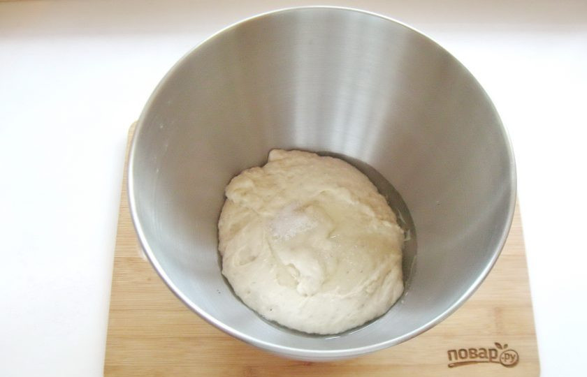 1. Этап. Саратовский калач: Тесто я замешивала в планетарном миксере. Можно это сделать в обычной миске. Выложите опару в любую глубокую посуду.