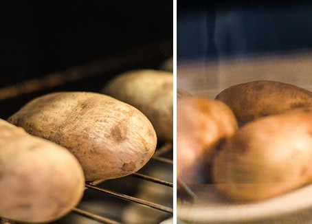 1. Этап. Рецепт запеченного картофеля с сыром: 1. Картофель вымойте как следует и обсушите. Запекайте в духовке около часа при температуре 200 градусов или в микроволновке при максимальной мощности минут 12, переворачивая каждые 3 минуты. После нужно дать картофелю полежать 10-15 минут.