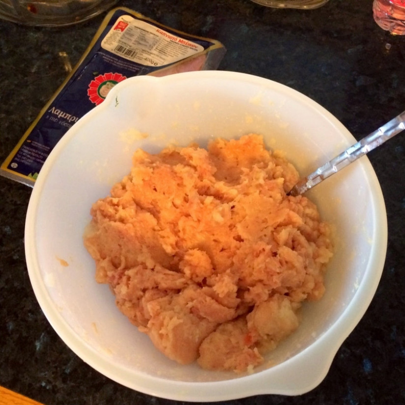 1. Этап. Террин из утки: Залейте панировочные сухари сливками, дайте им размокнуть.