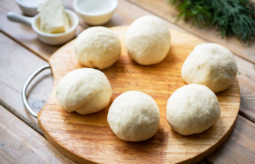 1. Этап. Хачапури на молоке с сыром: Поделите тесто на 6 равных частей.