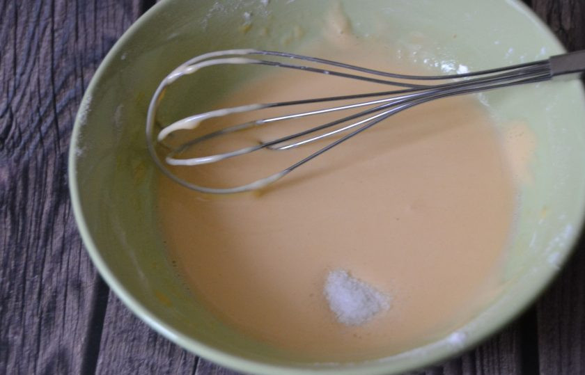 1. Этап. Японские панкейки: Всыпьте щепотку сахара и снова размешайте.