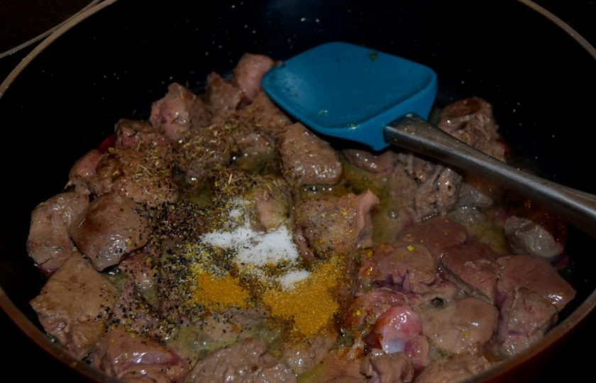 1. Этап. Рагу из печенки с овощами: 2. Тщательно промойте печень от крови. Добавьте к ней соевый соус и оставьте мариноваться на 30 минут. Положите печень в предварительно разогретую сковороду с маслом, добавьте тимьян, карри, соль и измельченные куриные кубики. Готовьте до появления коричневого цвета печени.