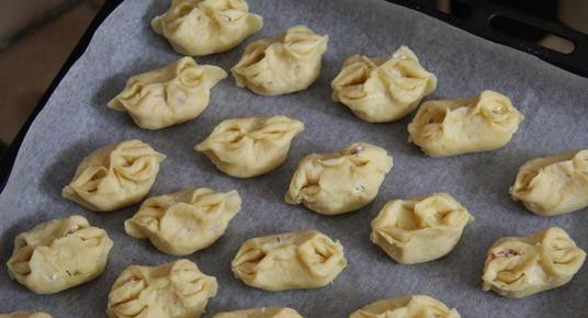 1. Этап. Пирожки с колбасой: Пирожки выкладываем на противень, выстланный пергаментной бумагой для выпечки.