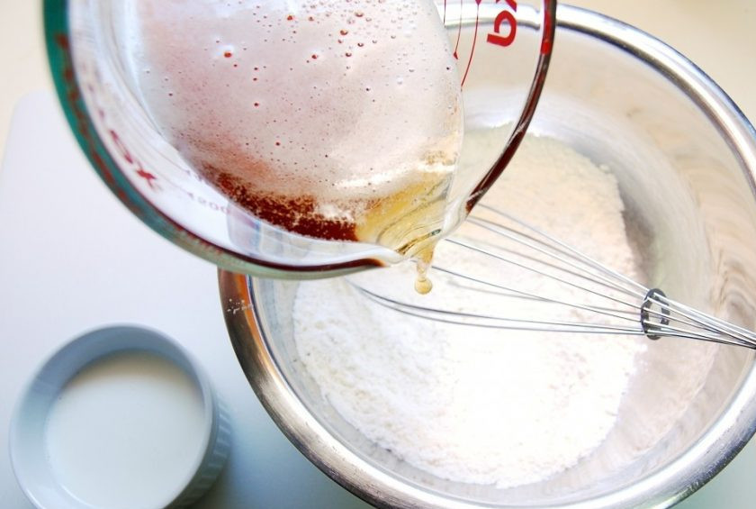 1. Этап. Солёные огурцы в кляре: 2. Займитесь кляром. Перемешайте сахар, муку, соль, перец, соду, разрыхлитель. Влейте пиво.