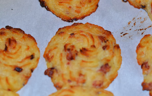 1. Этап. Картофельное пюре с ветчиной: 4. Запекайте пюре в разогретой до 180 градусов духовке в течение 15 минут до золотисто-коричневой корочки. Приятного аппетита!