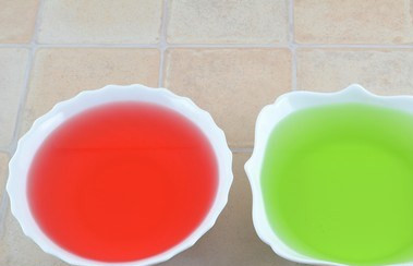 1. Этап. Торт Клипарт: Подготовьте два вида желе согласно инструкции. Поставьте их в холодильник для застывания на 1-2 часа.