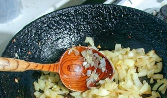 1. Этап. Свекла, тушенная с луком: Очистите лук от шелухи, нарежьте полуколечками или мельче. Разогрейте сковородку с толстым дном, добавьте оливковое или подсолнечное масло. Обжарьте лук до мягкости и золотистого оттенка.