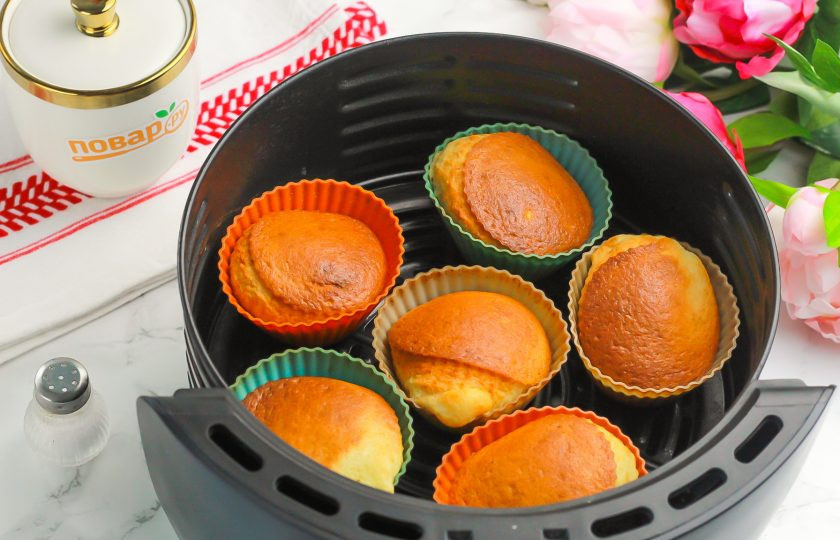 1. Этап. Творожные кексы в аэрогриле: Поместите чашу в аэрогриль и активируйте температуру в 160 градусов. Испеките кексы примерно 20-25 минут в зависимости от мощности вашей техники.