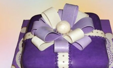 1. Этап. Торт Подарок: И дополнительно можем украсить торт-подарок бусинками из сахара.