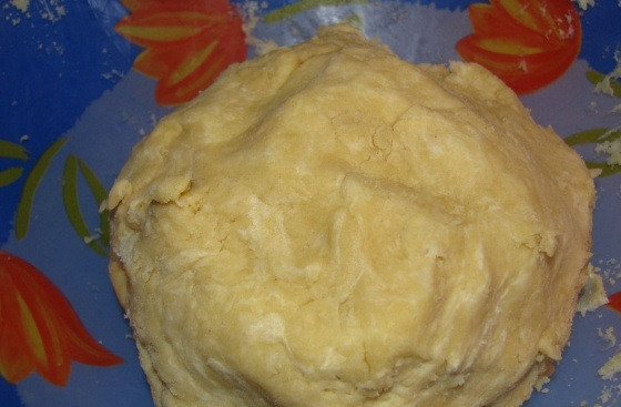 1. Этап. Турецкая самса: 4. Затем постепенно добавлять сметану (ее может понадобится чуть больше или чуть меньше) и замесить тесто. Скатать его в шарик и отложить на время в холодильник.