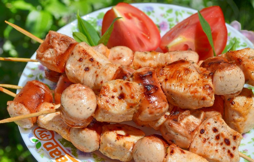 1. Этап. Шашлык из курицы с сосисками: Готовы шашлычки подавайте горячими с любимыми соусами и свежими овощами. Приятного!