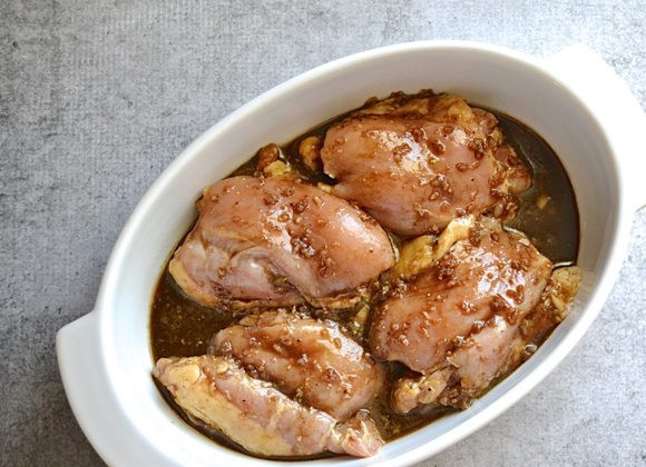 1. Этап. Куриные бедрышки в маринаде: 3. В форму для запекания выложите куриные бедрышки вместе с маринадом.