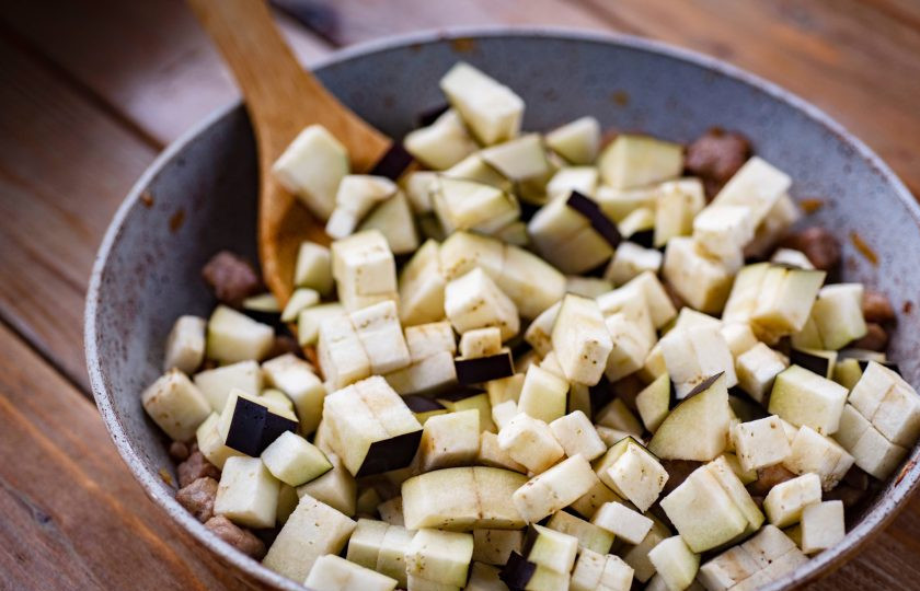 1. Этап. Баклажаны тушеные с картошкой и мясом: Добавьте баклажан к мясу в сковороду.
