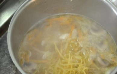 1. Этап. Грибной суп без картофеля: А теперь добавляем лапшу, варим её согласно инструкции на упаковке.