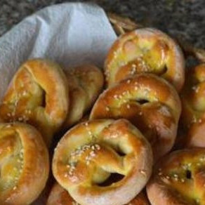 Соленые чесночные крендельки