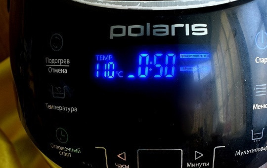 1. Этап. Золотой сироп: Добавьте свежевыжатый лимонный сок, варите сироп 50 минут в режиме «Мультиповар» (t – 110°C) при открыткой крышке или в кастрюле на очень медленном огне в течение 45-50 минут, не размешивая. Температура сиропа не должна превысить 110°C. Сироп приобретет цвет меда, а по консистенции будет немного жиже.