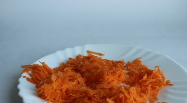 1. Этап. Гречневый суп для похудения: Морковь чистим и трем на крупной терке.