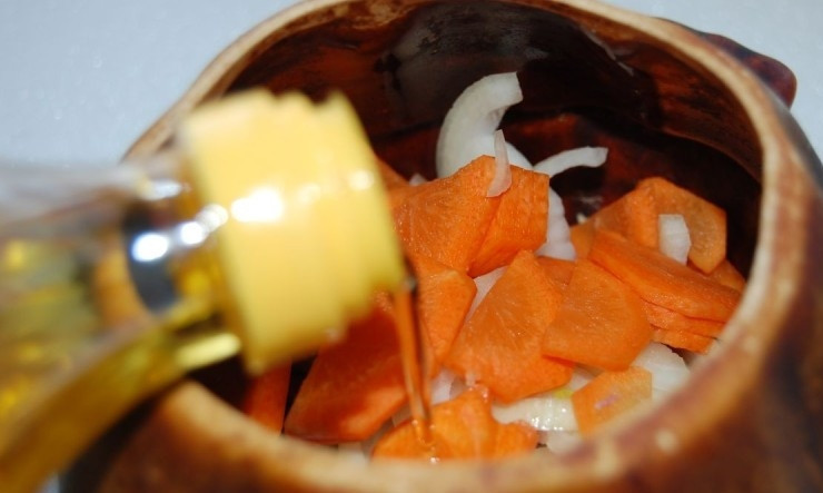 1. Этап. Сердце в горшочке: Затем выкладываем на дно горшочка сначала сердце, затем лук и морковь. Добавляем небольшое количество масла.