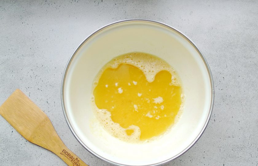 1. Этап. Морковный пирог с грецкими орехами и корицей: Налейте рафинированное подсолнечное масло.