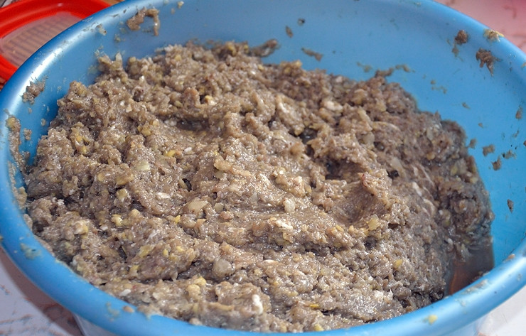 1. Этап. Котлеты из плотвы: Чищеные картофель, лук и чеснок можете измельчить в блендере или тоже пропустить через мясорубку. Но сырой картофель всё-таки лучше в блендере. Затем смешайте измельчённые овощи с рыбой. Посолите, поперчите. У вас получится рыбный фарш для котлет.