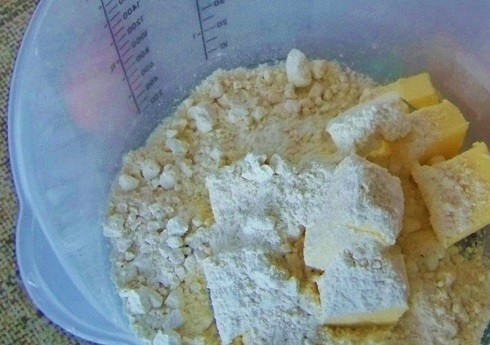 1. Этап. Тарталетки с начинкой: Начнем из приготовления теста для тарталеток. Перетираем сливочное масло с мукой и солью.