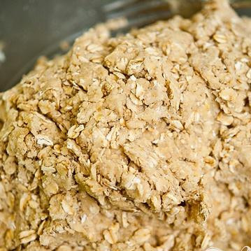 1. Этап. Шотландское овсяное печенье: 3. Добавить ледяную воду и энергично размешать вилкой, пока тесто не будет однородным. Не перемешивайте слишком долго.