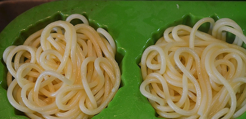 1. Этап. Кексики из спагетти с фрикадельками: 2. Силиконовые формы для кексов смажьте маслом. Выложите первым слоем спагетти.