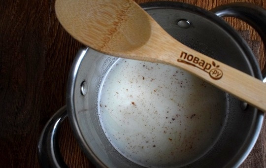 1. Этап. Медовое пирожное с начинкой: Стакан молока смешайте с крахмалом, тщательно размешайте. Оставшееся молоко доведите до кипения с сахаром и мускатным орехом.