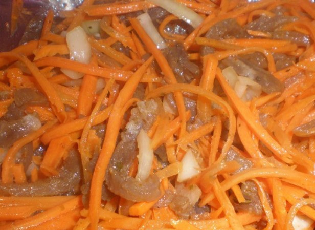 1. Этап. Хе из говядины: Добавьте в салат соль и приправу для корейской моркови. Масло раскалите на сковороде, влейте в салат и быстро перемешайте. Охладите в холодильнике и подавайте на стол.